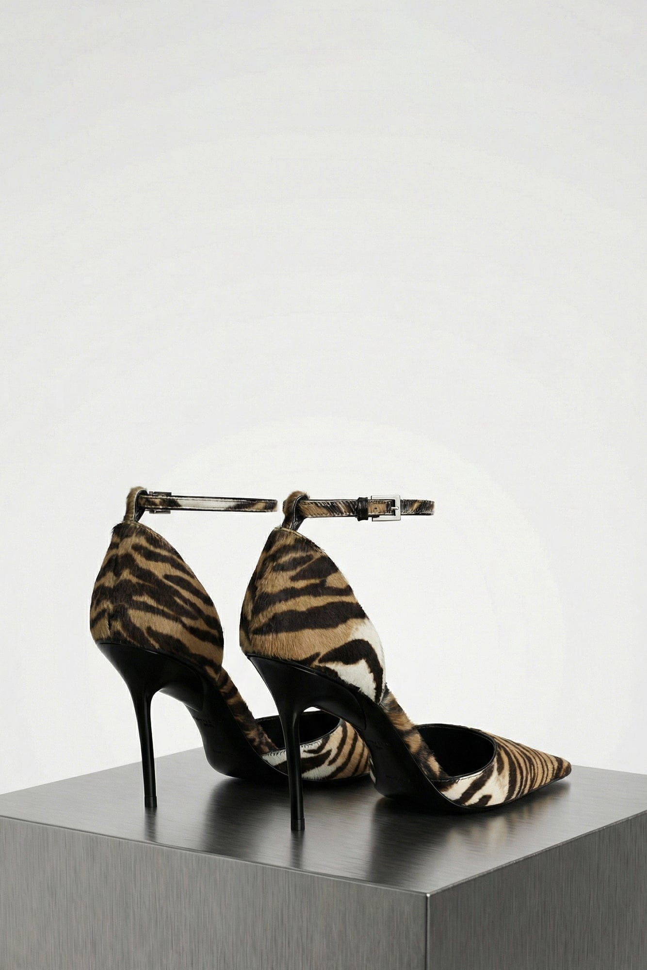 Alaïa Pumps in Naturel back