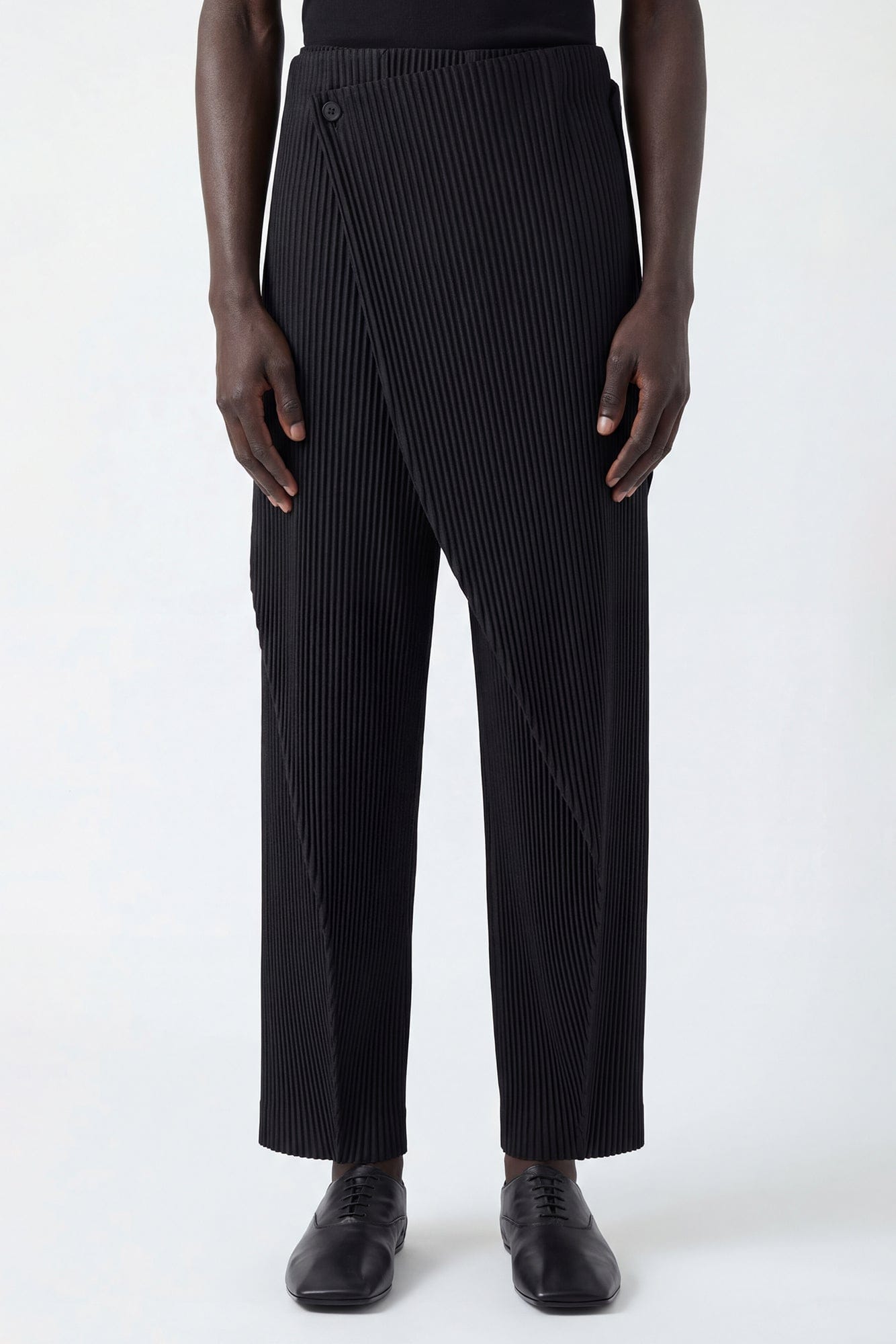 Homme Plissé Issey Miyake January Monthly Colors Trousers in Black 