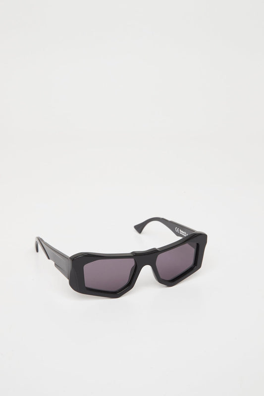 Kuboraum F6 in Black Shine side angle