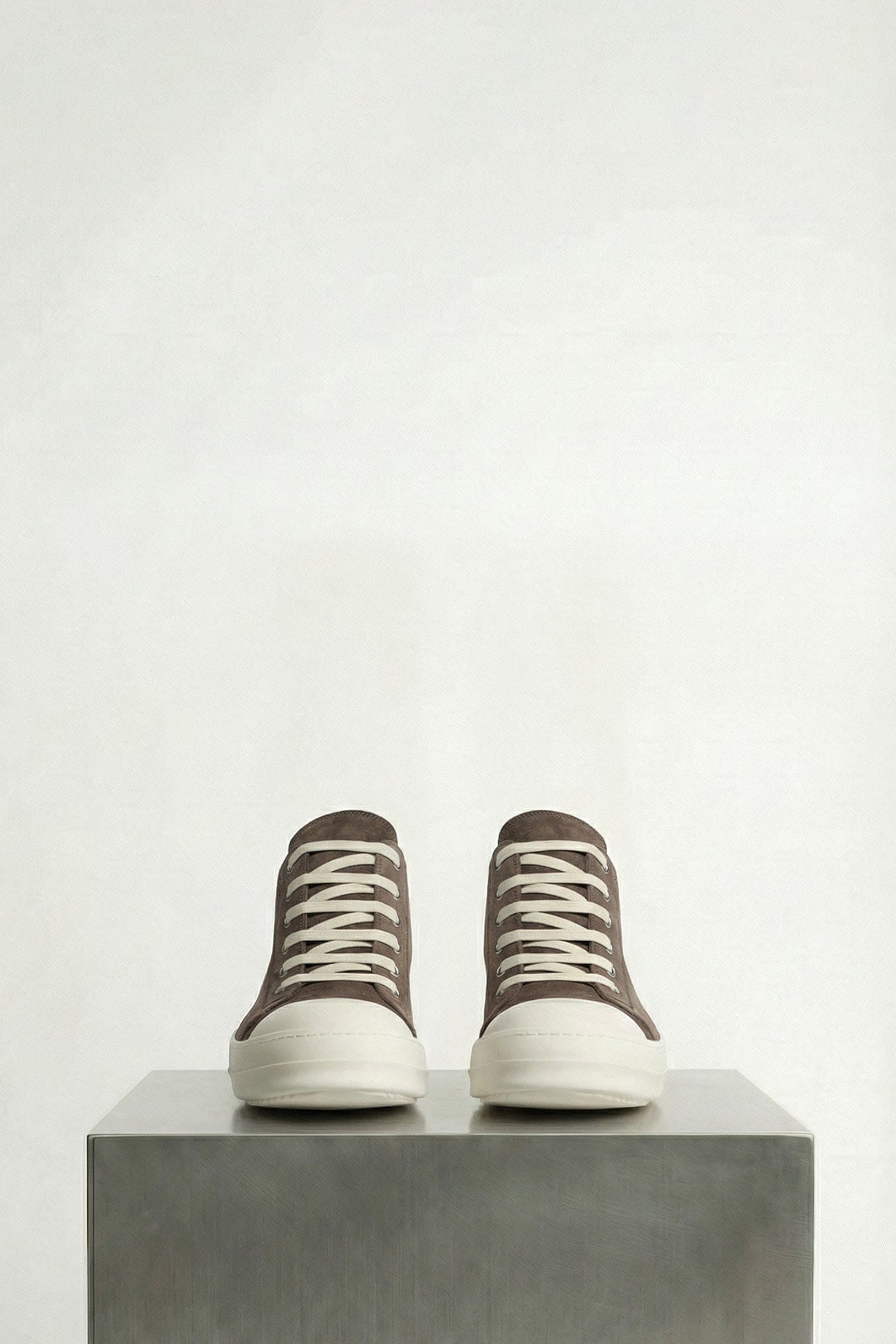 Rick Owens Scarpe In Pelle Low Sneaks in Dust/Milk SS26 front
