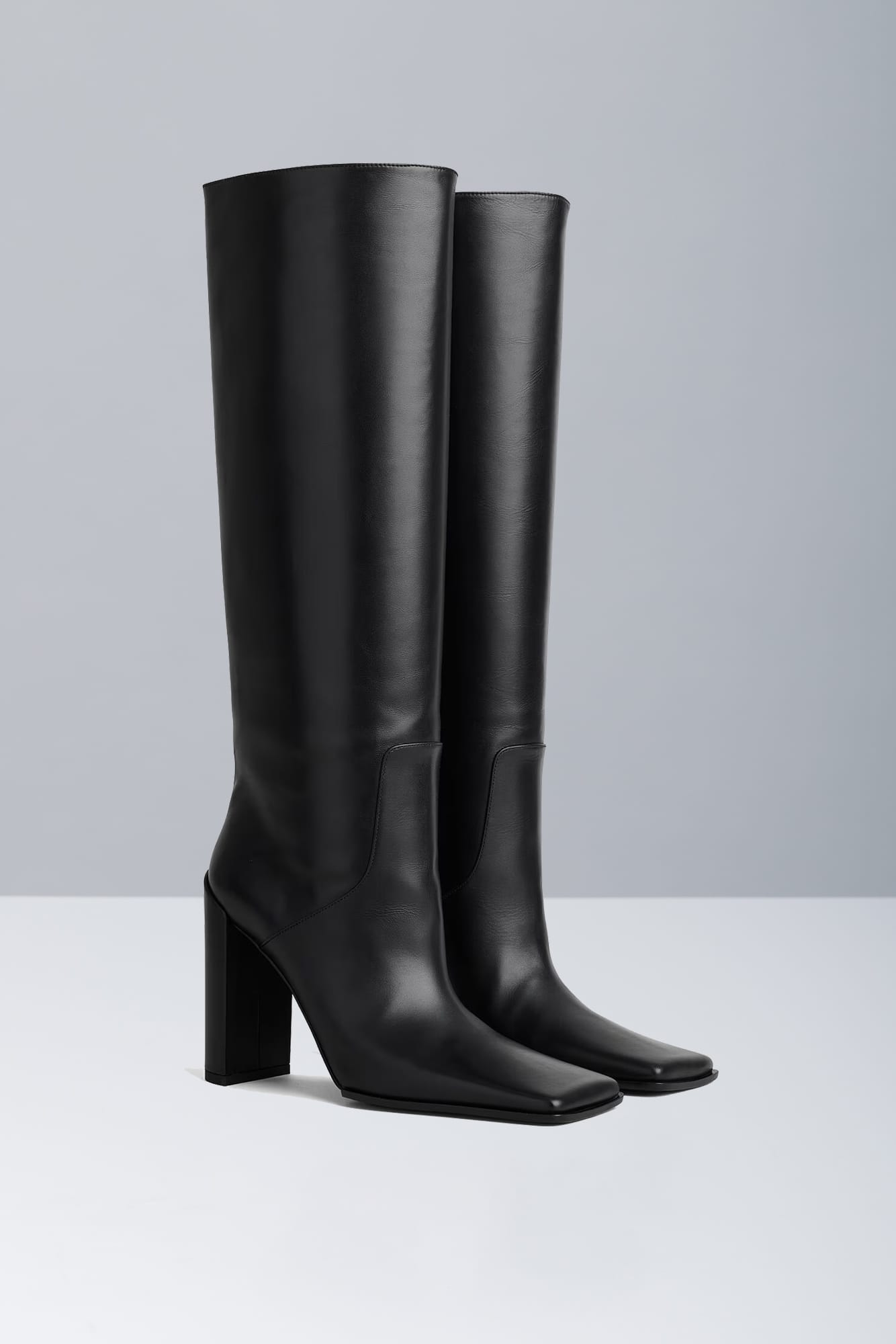 Alaïa High Knee Boots In Noir