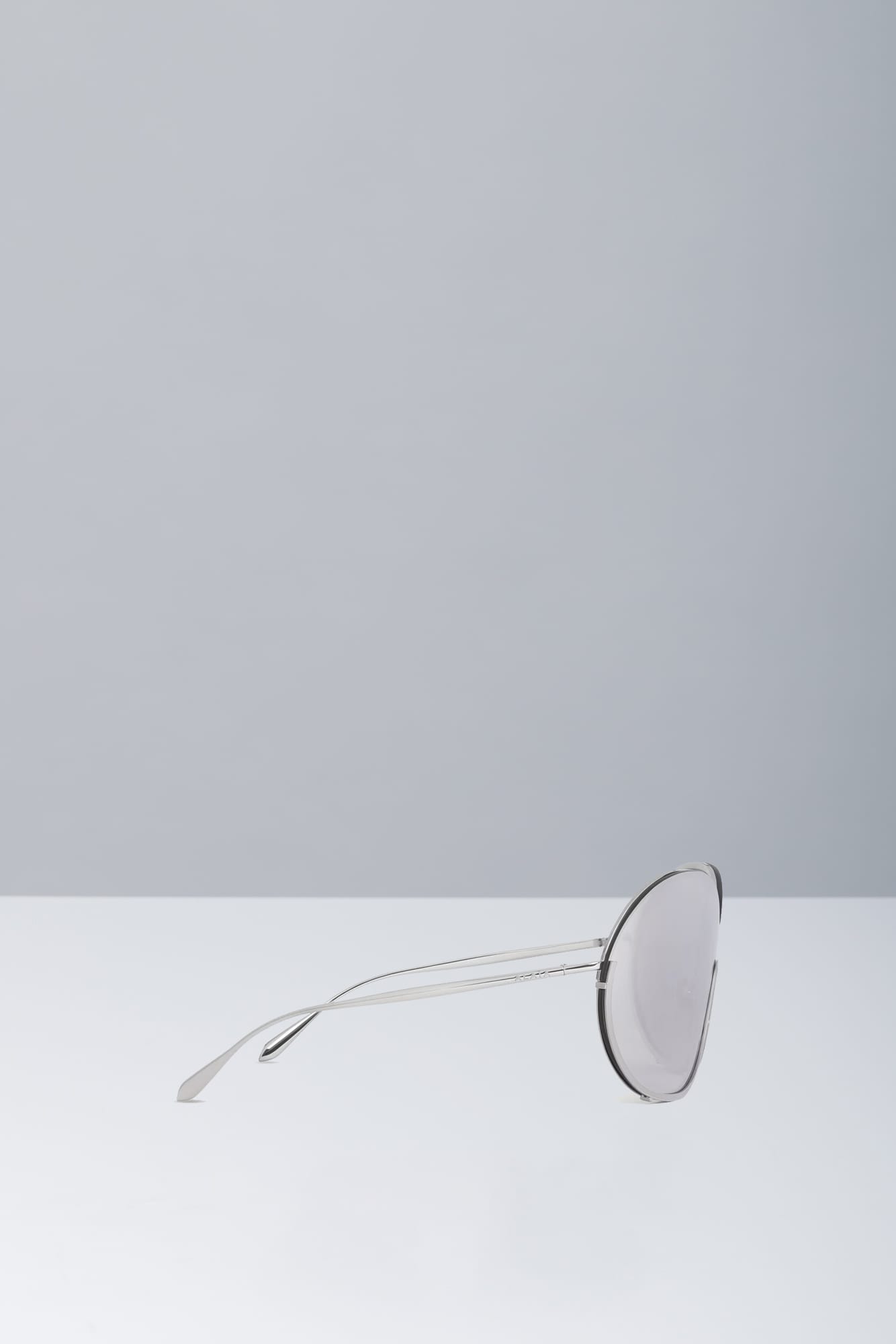 Alaïa Mask Round Frame Sunglasses in Silver