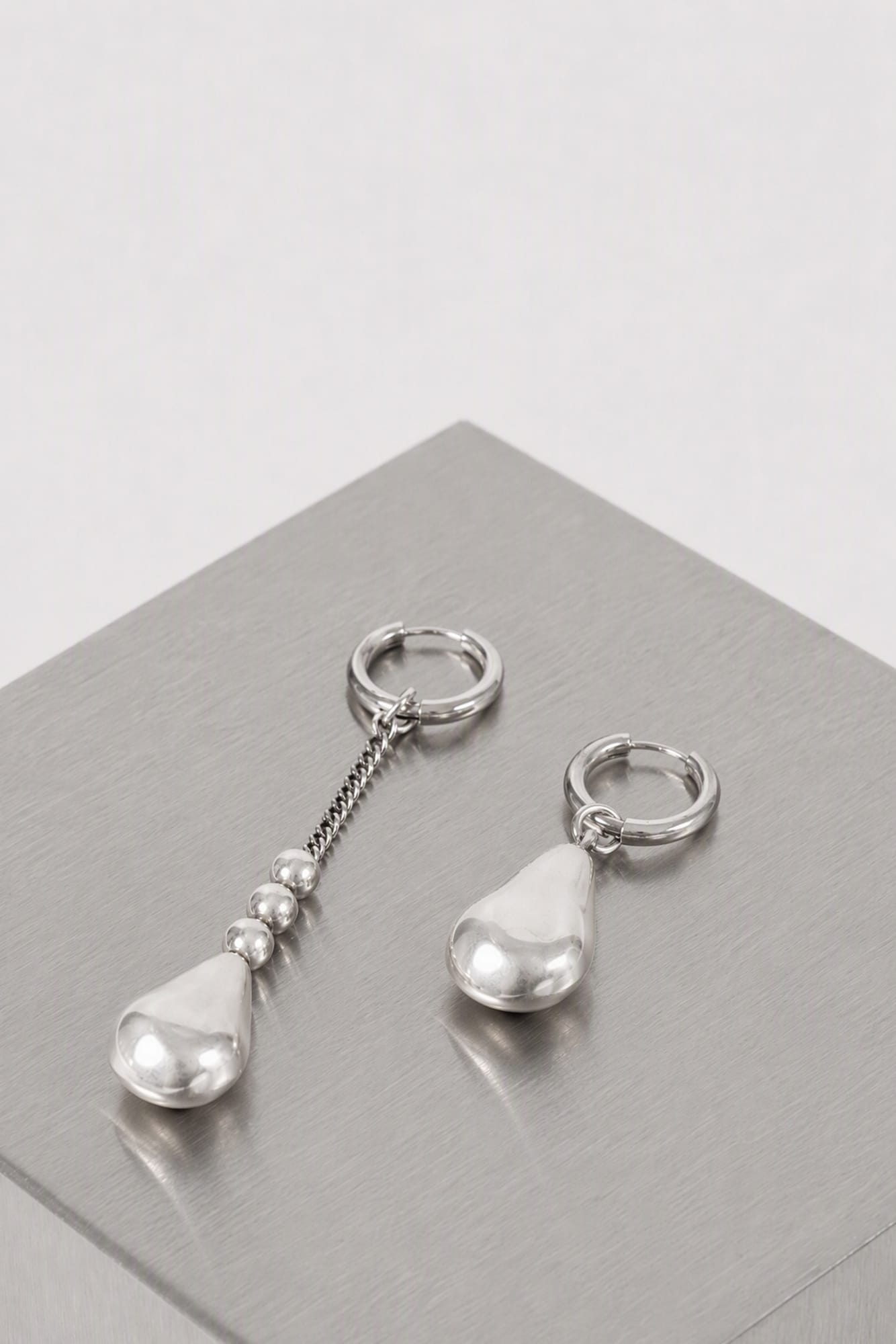 Ann Demeulemeester Nais Pearl Earrings In Antique Silver