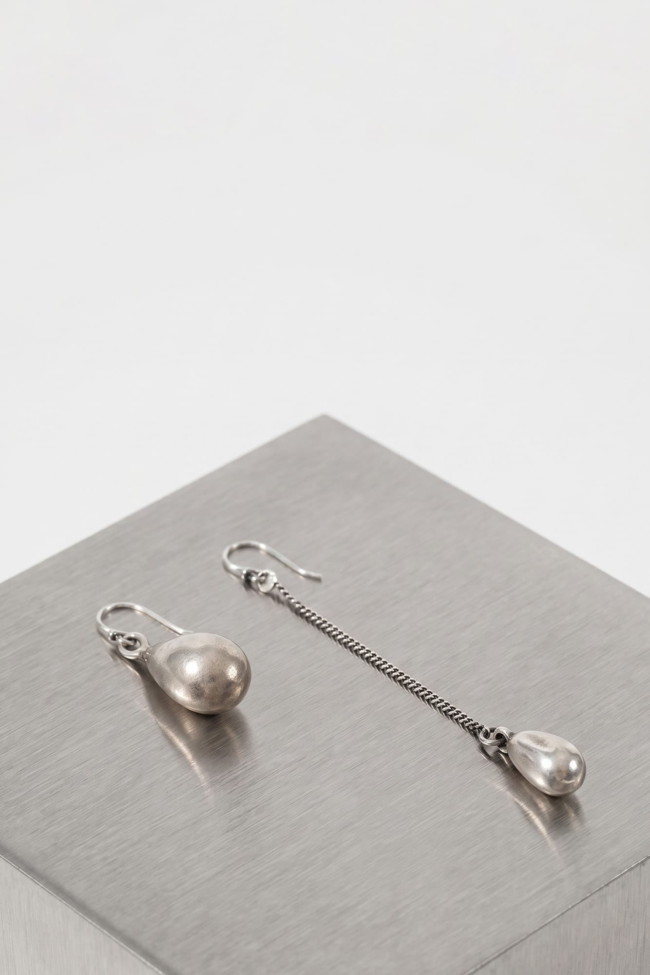 Ann Demeulemeester Nais Pearl Earrings In Antique Silver