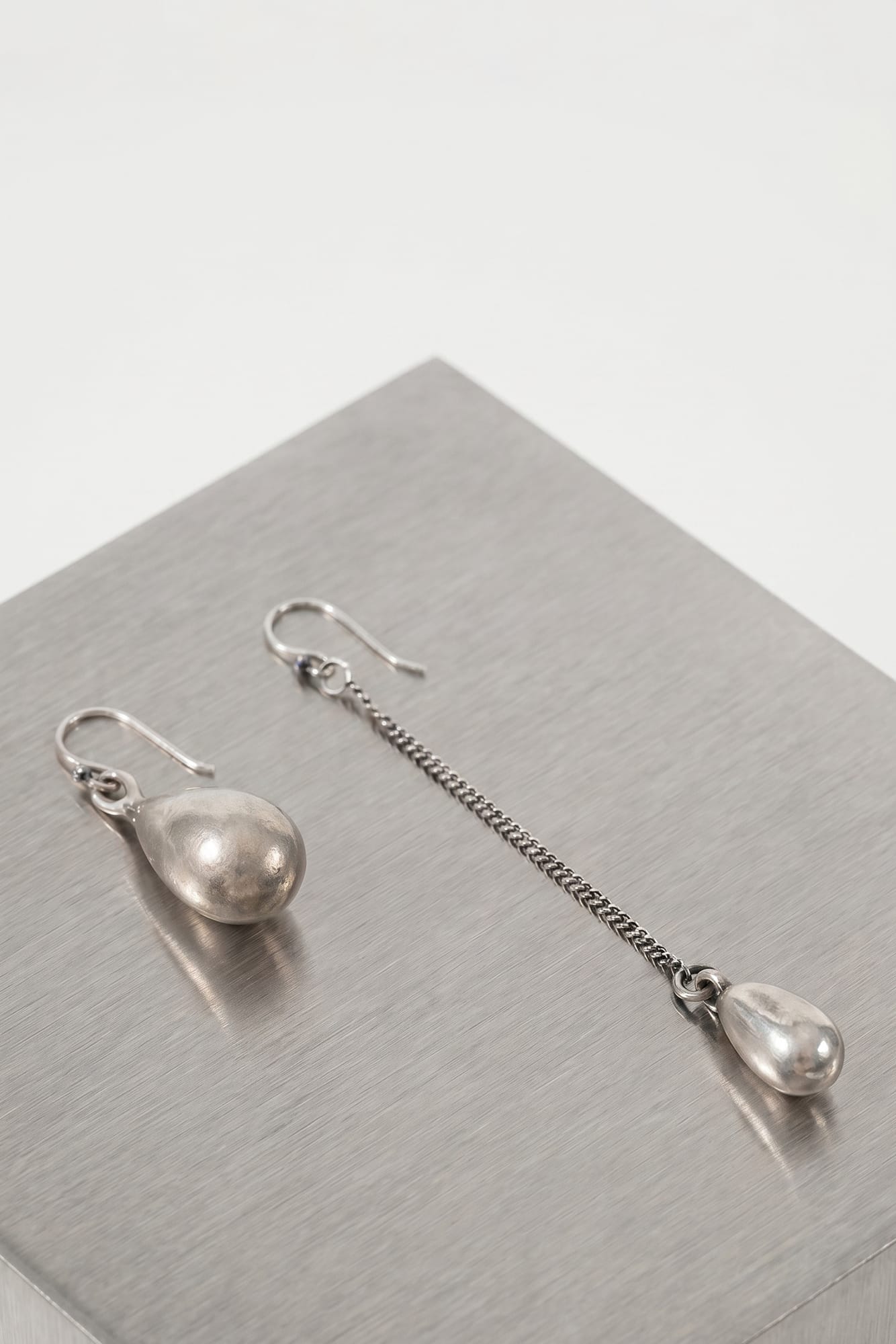 Ann Demeulemeester Nais Pearl Earrings In Antique Silver