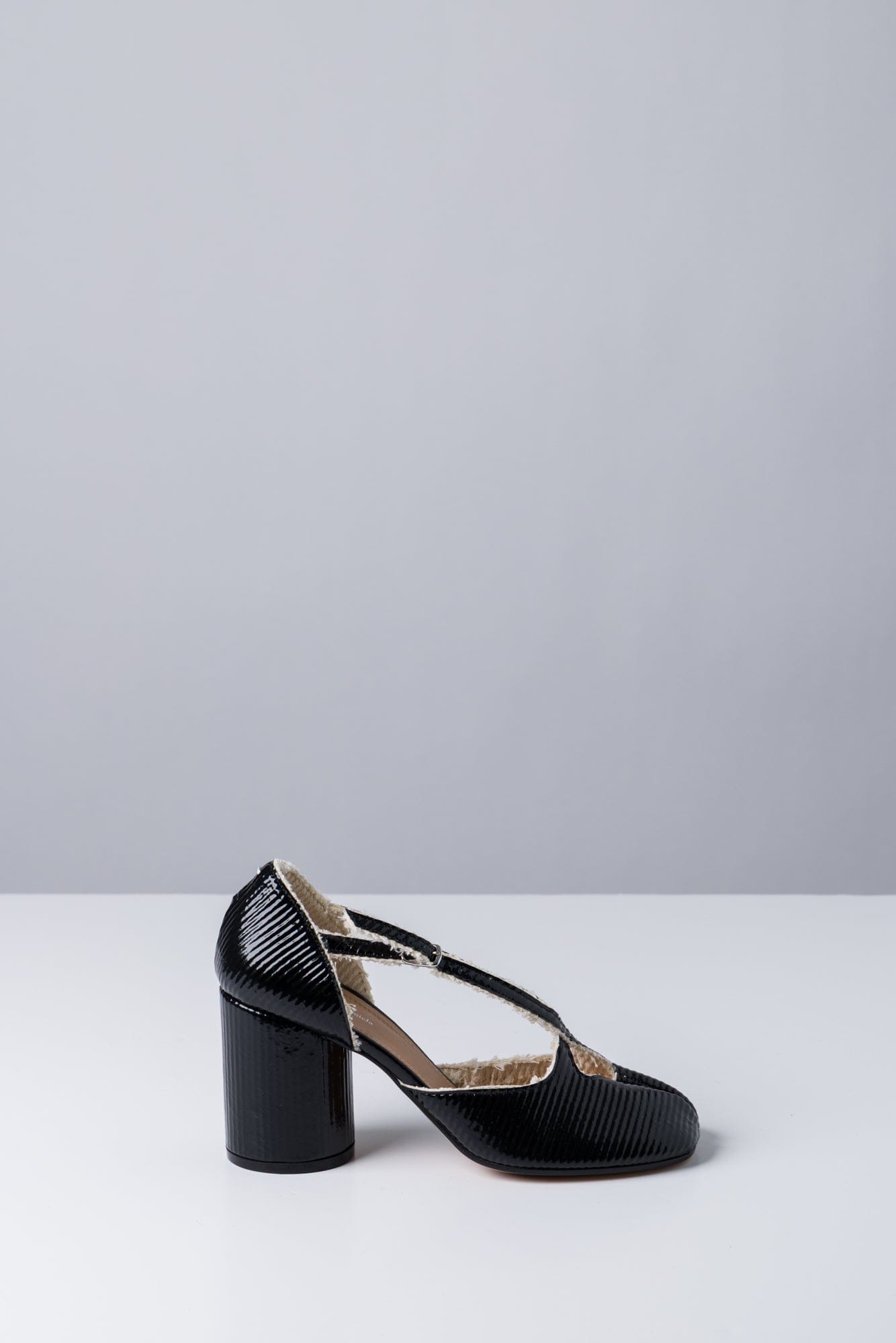 Maison Margiela Tabi Pump Straps H80 in Black