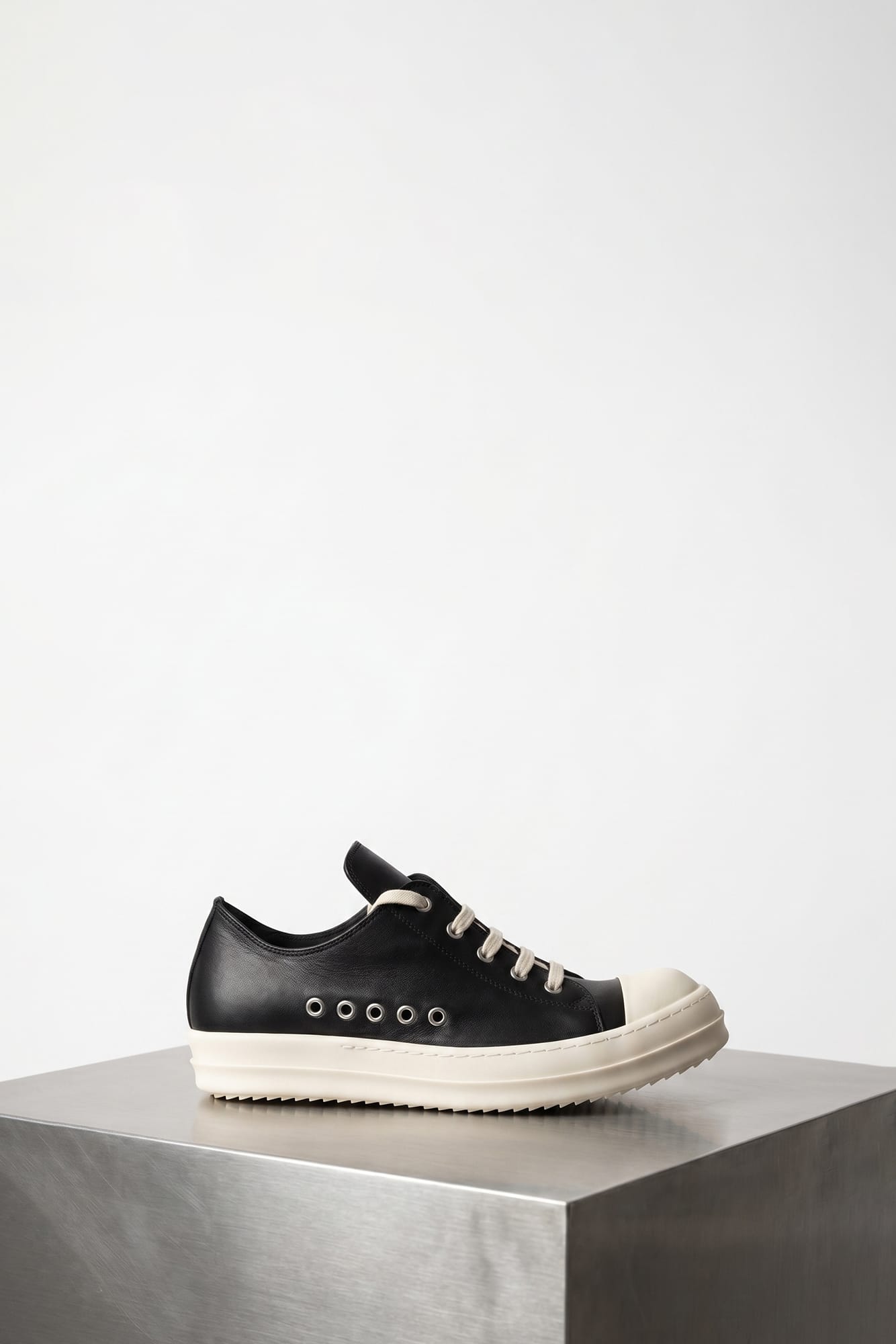 Rick Owens Scarpe In Pelle Extreme Low Sneaks in Black/Milk SS26