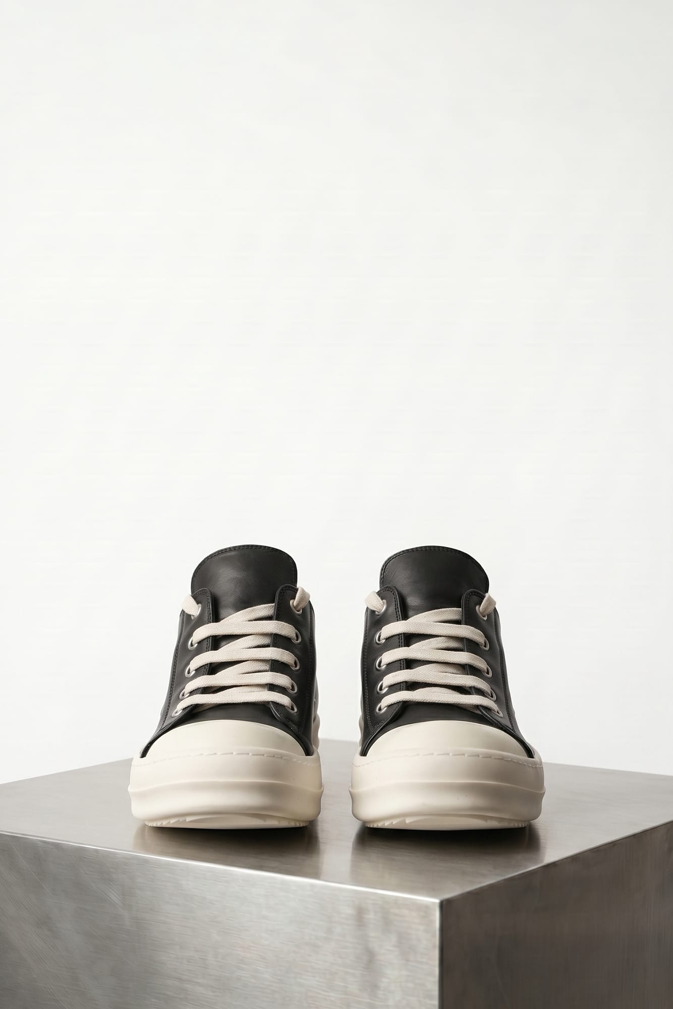 Rick Owens Scarpe In Pelle Extreme Low Sneaks in Black/Milk SS26