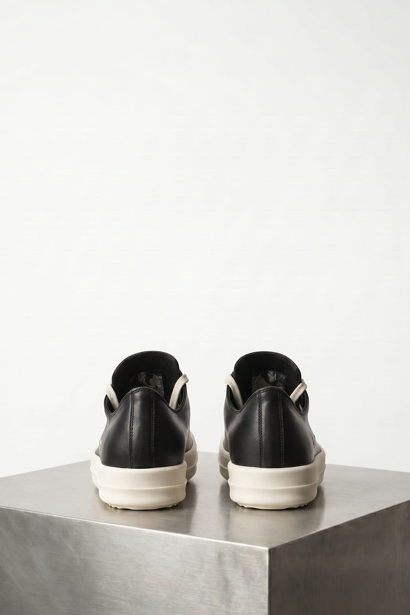 Rick Owens Scarpe In Pelle Extreme Low Sneaks in Black/Milk SS26 back